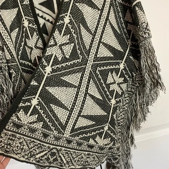 Sun & Shadow Bohemian Geometric Black and Cream Poncho Fringe Detail size M - Picture 7 of 11
